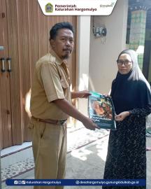 PENYERAHAN AKTA KEMATIAN ALMARHUMAH IBU SUMARDIYEM (GEDANGAN, RT 004/001)